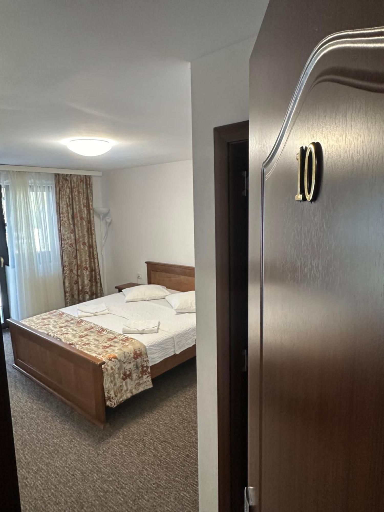 Grand Caciulata Hotel Kültér fotó